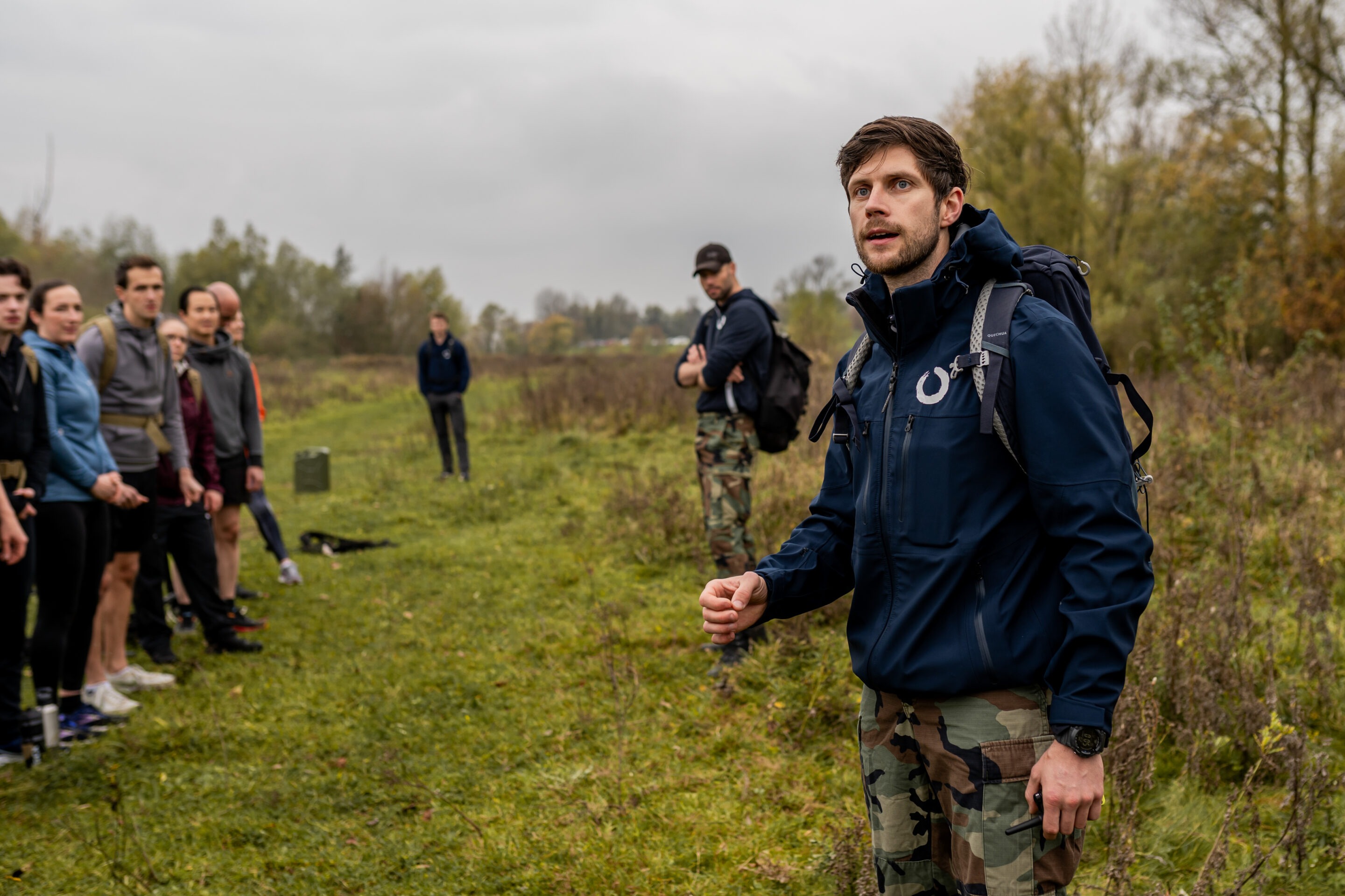 Gerben Roosink geeft toelichting tijdens een teamtraining. In deze trainingen worden de vier fasen van leren ook toegepast.